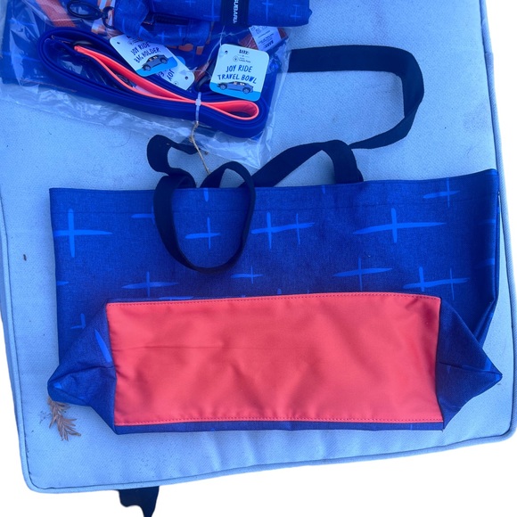 Dog loving Subaru fans! Brand new Subaru, tote bag with dog accessories. 🔥 - Picture 3 of 12
